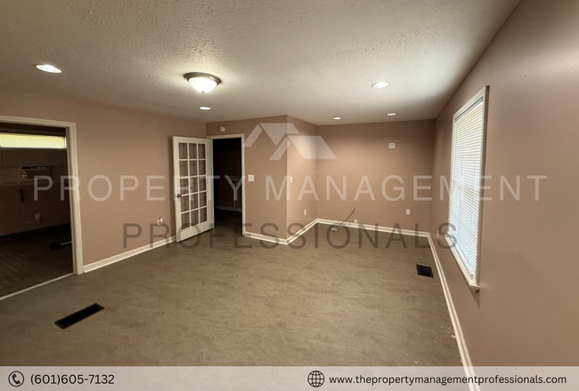 Photo - 348 Colonial Dr