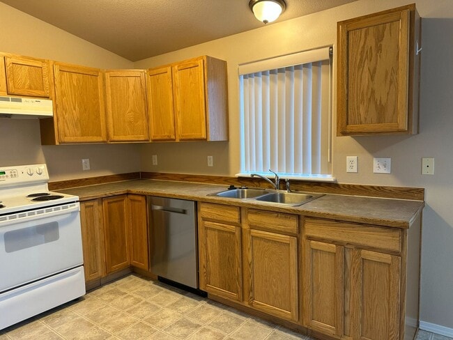 Photo - 3 Bedroom / 2 Bathroom Single Level Duplex in Madras