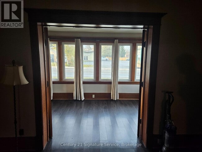 Photo - 92 Killaly St W