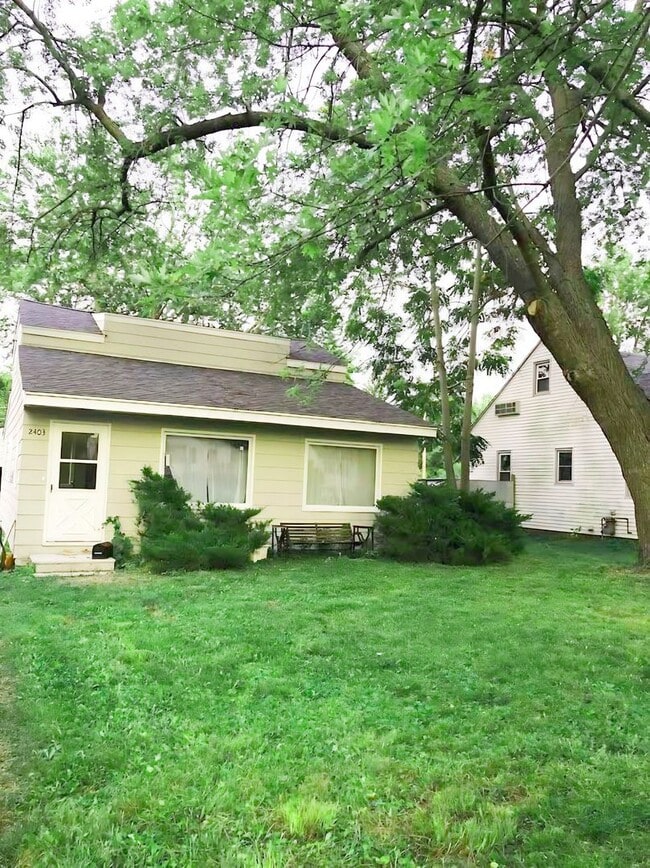 Building Photo - Charming & Cozy 3BR Retreat with Modern Touches in Quiet Des Moines Neighborhood