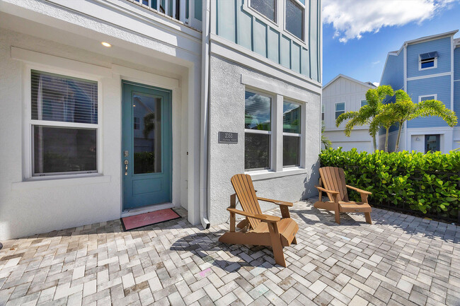 Photo - 2353 Lindstrom St