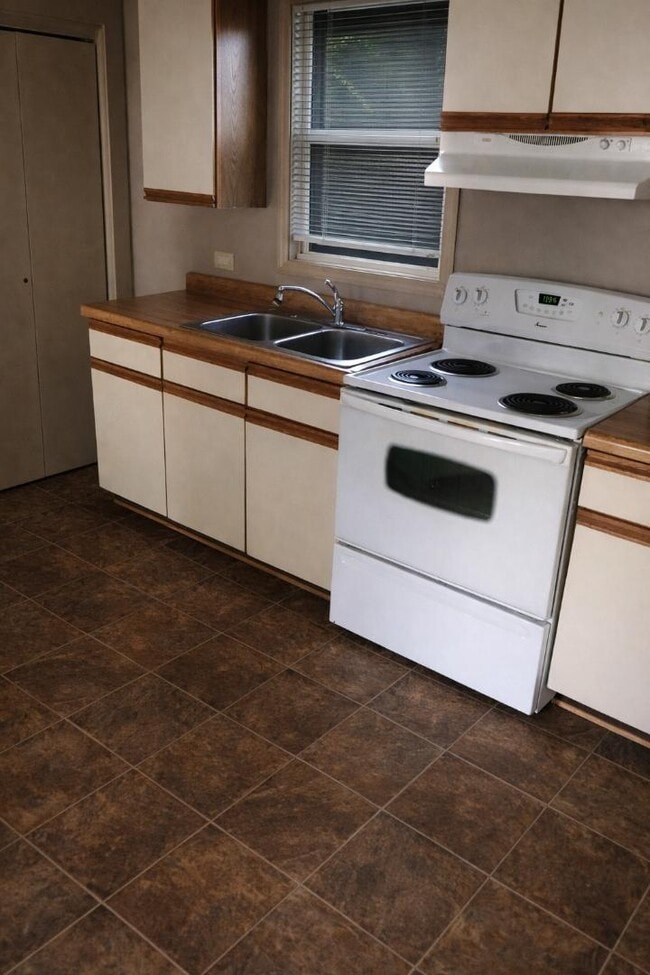 Building Photo - 326 2nd Ave NE