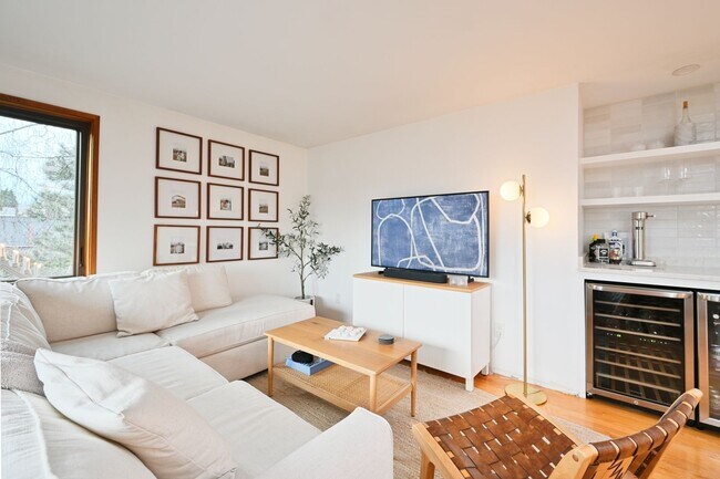 Building Photo - Amazing 2 Bedroom on top of Queen Anne! Rental