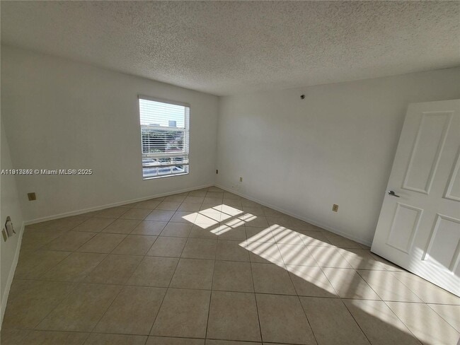 Photo - 2351 Douglas Rd Unidad 710 Rental