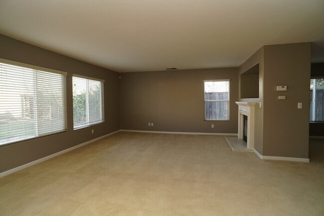Photo - Spacious 4 bedroom 2.5 bathroom in Lincoln Crossing!