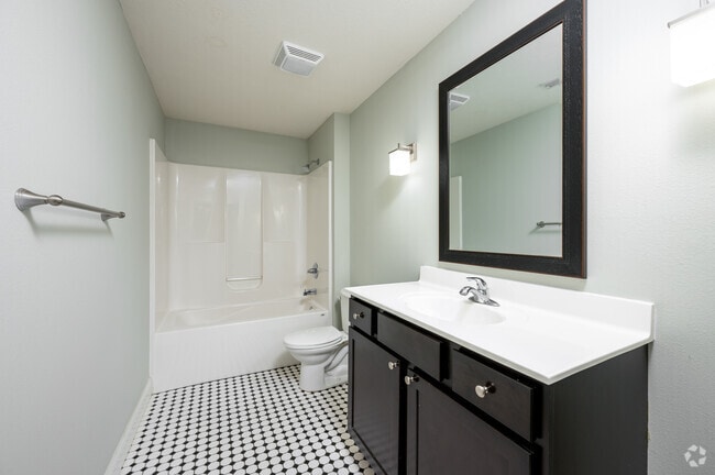2BR, 2BA - 975SF - Bathroom