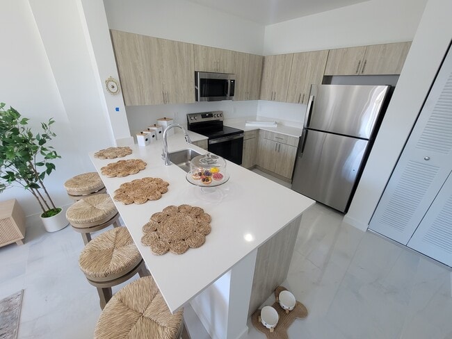 Building Photo - 935 SW 72nd Ave Unit A2