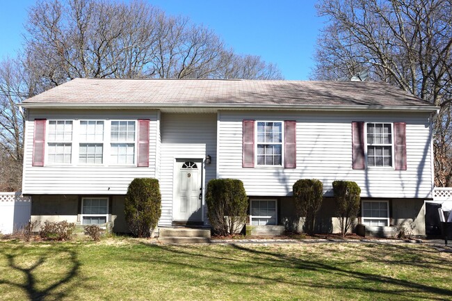 4 Bedroom Spacious Hi-Ranch - 4 Bedroom Spacious Hi-Ranch House