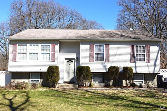Building Photo - 4 Bedroom Spacious Hi-Ranch Rental