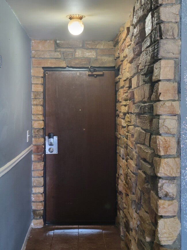 Building Photo - 258 E Bailey Rd Unit L