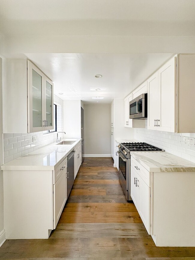 Photo - Gorgeous Venice Townhouse w/Upgrades Galore close to Beach+Canals w/Laundry+Garage+Pool