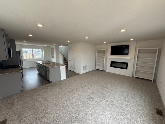 Building Photo - End Unit Luxury Townhouse Available Now, Primary En Suite, Fireplace, Balcony