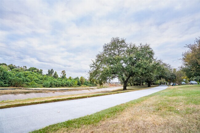 Photo - 1880 White Oak Dr Unidad 131