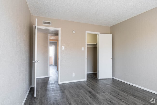 2BR, 1BA - 979SF