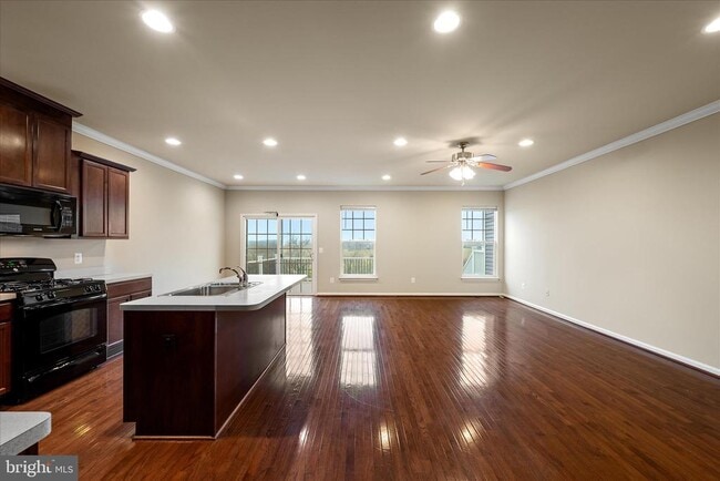 Photo - 105 Domino Ct