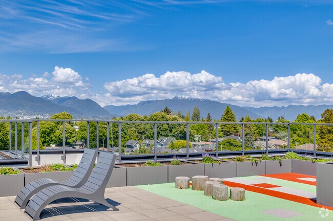 Rooftop Patio - Main & 41st