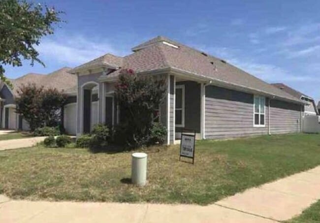 Building Photo - 9145 Blackstone Dr