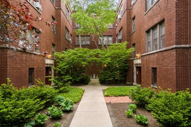 Building Photo - 1327 W Addison St Unit 2B