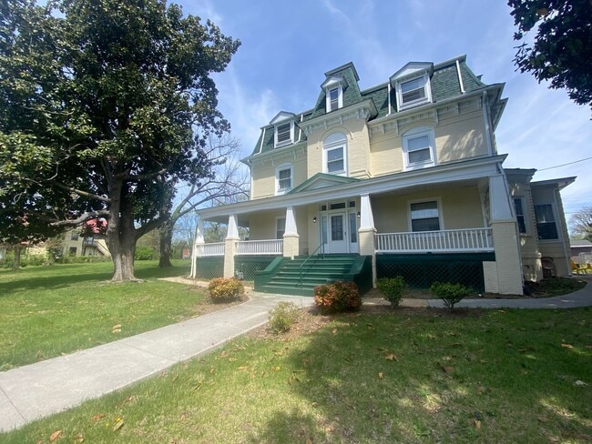 Building Photo - 9 Bed 5 Bath Historic Home - Commercial Use