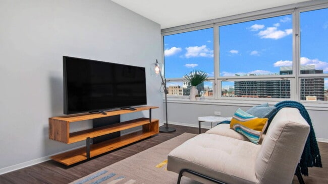 Photo - 230 S Halsted St