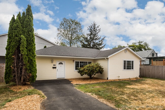 Building Photo - 2044 Cowlitz St Rental