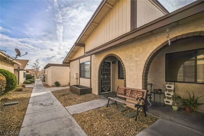 Building Photo - 5733 W Smoke Ranch Rd