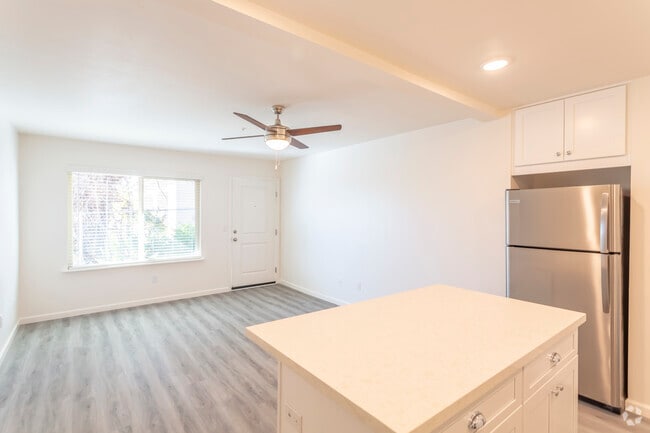 1 BR, 1 BA - 700 SF