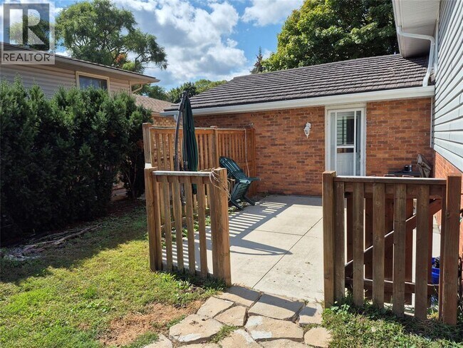 Photo - 608 Winchester Crescent