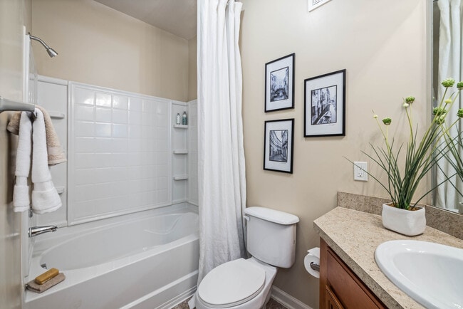 1 dormitorio con solárium: Baño con bañera y ducha en el jardín
