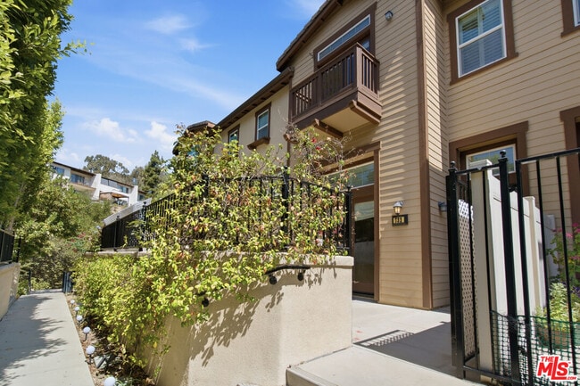 732 Tennis Club Ln