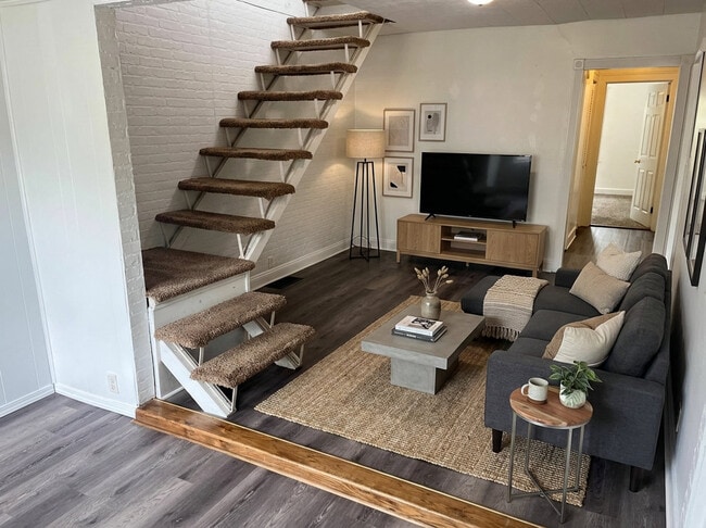 Photo - 927 W Bethel Ave