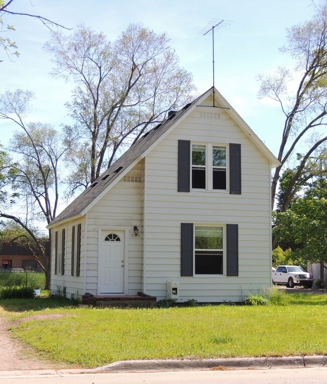 Building Photo - Classic Charm, Modern Comfort