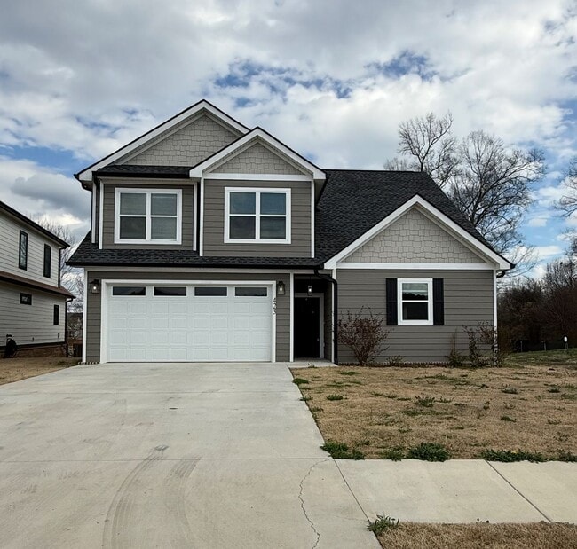 Building Photo - Beautiful 3 Bed, 2.5 Bath, 2 Car Garage - Community Pool & Walking Trail!