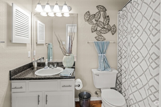 2BR, 2BA - 914 SF - Kitchen