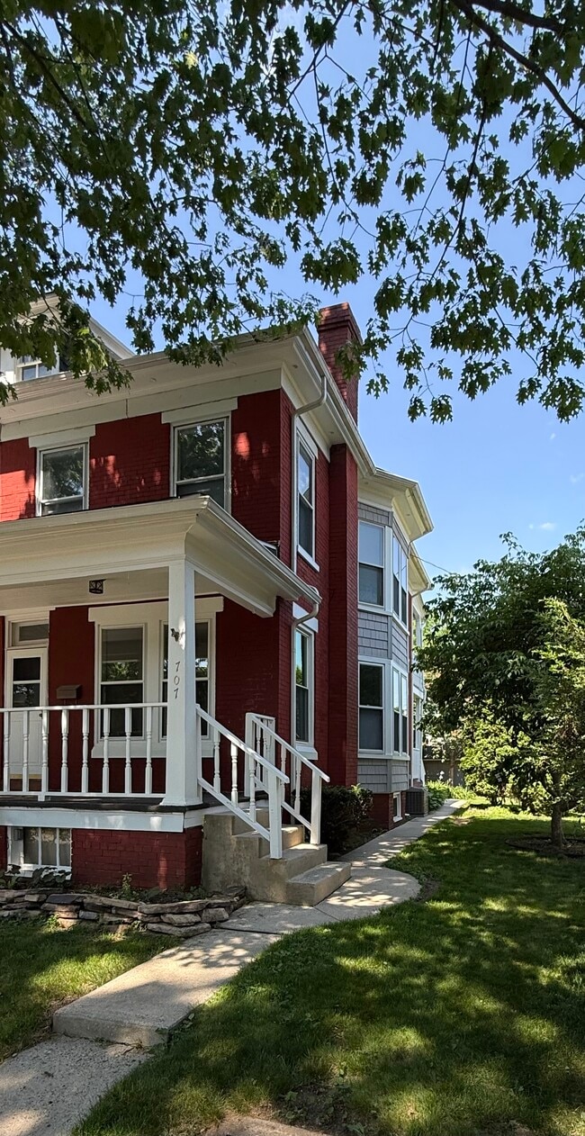 Photo - 707 Oley St