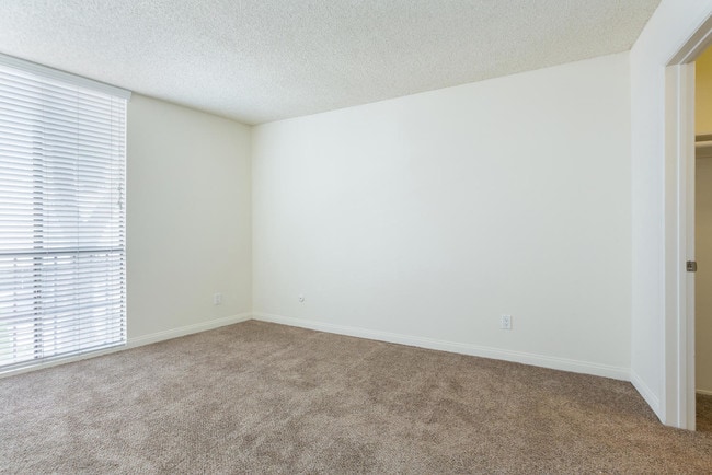 2185 Chatsworth Blvd, San Diego, CA 92107-Loma Highlands Apartment Homes Bedroom