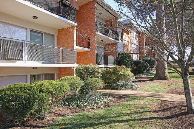Building Photo - Student-Friendly 1800 JPA Garden Apartment Near UVA Unit 2