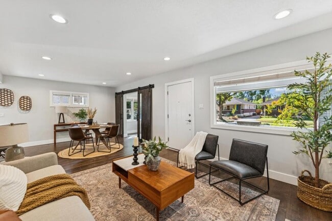 Photo - 1041 Yale Ave S