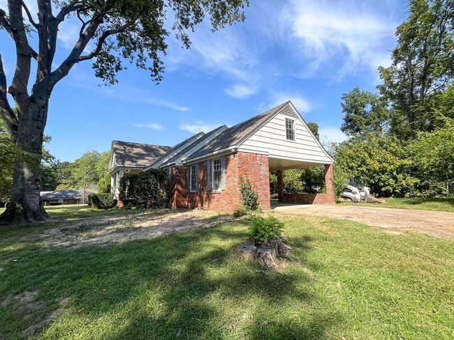 Photo - 5 bed 3 bath home recently renovated!