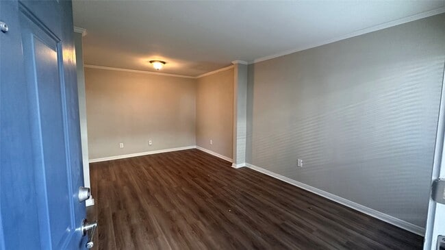 Building Photo - 2825 Bellefontaine Unit 142A
