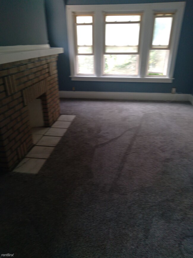 2 br, 1 bath Triplex - 3549 West 129th Str... - 2 br, 1 bath Triplex - 3549 West 129th Str... Condo