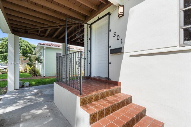 Photo - 301 SW 51st Ave