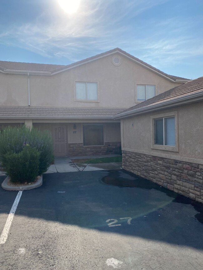 Very nice 3 bedroom 2.5 bath townhome in g... - Very nice 3 bedroom 2.5 bath townhome in g...