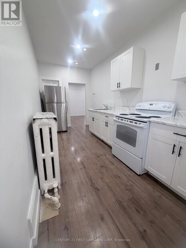 Photo - 411 Main St S