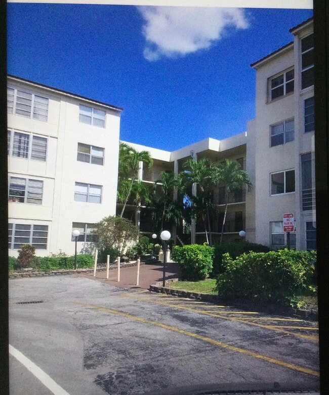 Photo - 2821 Somerset Dr Unit Somerset