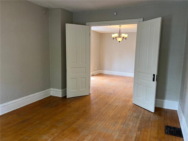 Photo - 691 Conway St