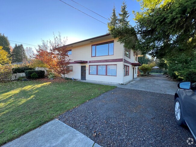 Building Photo - Everett Duplex Rental