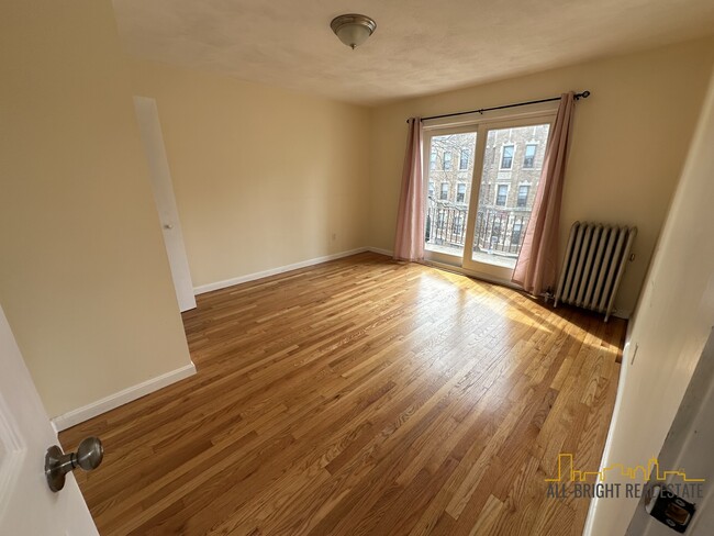 Building Photo - 194 Kelton St Rental