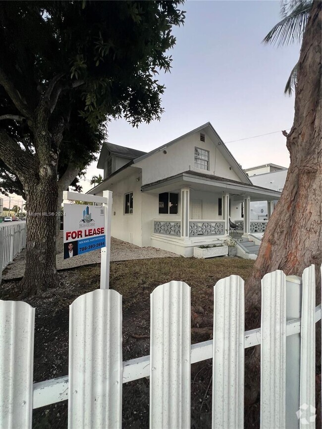 Building Photo - 1237 SW 10th St Unit 2 Rental