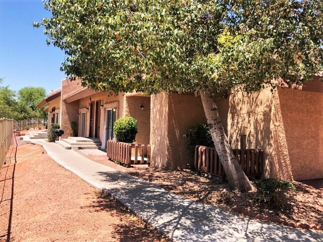 Building Photo - Loft Style Townhome